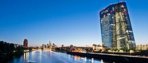 Die Zentrale der Europäischen Zentralbank (EZB) in Frankfurt am Main. Neue Technologie wie Blockhain oder Bitcoin entziehen staatlichen Institutionen die Kontrolle über das Geld.