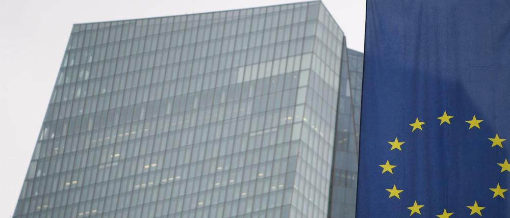 Eine Europafahne weht vor der Zentrale der Europäischen Zentralbank (EZB) in Frankfurt am Main, wo sich die europäischen Währungshüter zu ihrer turnusmäßigen Sitzung versammelt haben. 