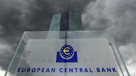 Wolken über der Europäischen Zentralbank (EZB) in Frankfurt am Main (Hessen).