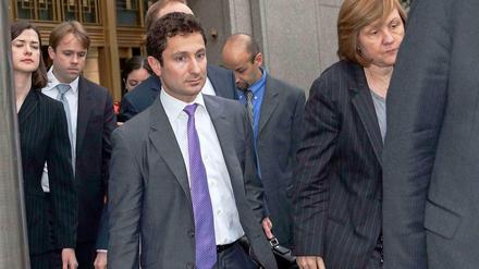 Tourre in grauem Anzug und lilafarbener Krawatte vor dem Gericht in Manhattan.