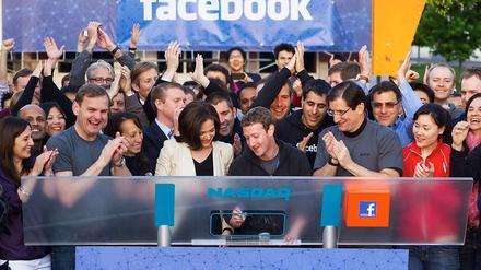 Großer Augenblick: Facebook-Gründer Zuckerberg (M.) eröffnet den Handelstag der US-Technologiebörse von seiner Firmenzentrale aus.
