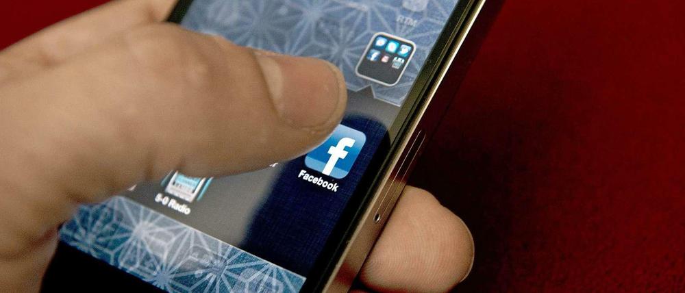 Rauf aufs Handy. Die Vermarktungsmöglichkeiten auf mobilen Geräten sind für Facebook und seine Konkurrenz entscheidende Kenngrößen.