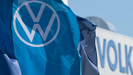 Fahnen Volkswagen-Werk in Mosel bei Zwickau