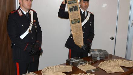 Carabinieri präsentieren einen Teil der Bonds.