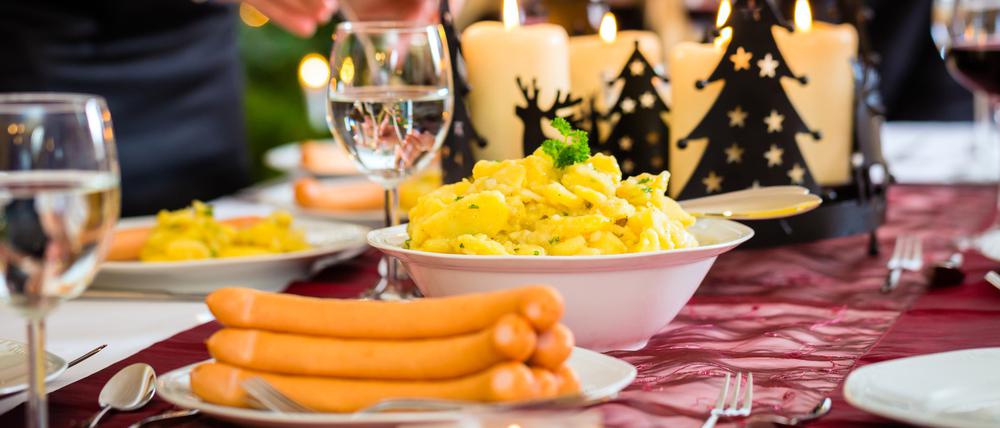 Das Lieblingsweihnachtsessen der Bundesbürger: Kartoffelsalat mit Würstchen. Die Zutaten lassen sich gut im voraus einkaufen.
