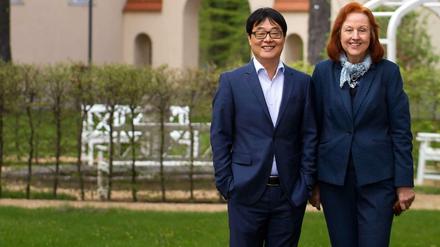 Shaodong Fan (links) hat "Renafan" von 20 Jahren mit Renate Günther gegründet. 