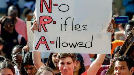 Ein junger Mann demonstriert gegen die Waffenlobby NRA.