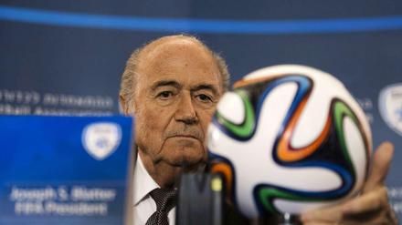 Fifa-Boss mit Fifa-Balll. Sepp Blatter und der WM-Ball "Brazuca" von Adidas.