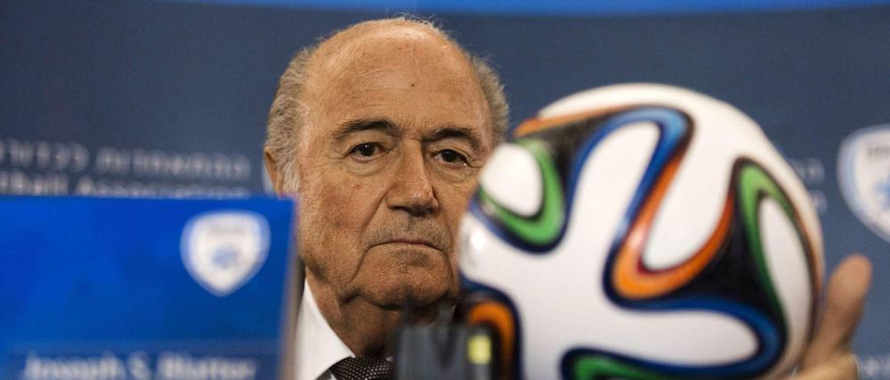Fifa-Boss mit Fifa-Balll. Sepp Blatter und der WM-Ball "Brazuca" von Adidas.