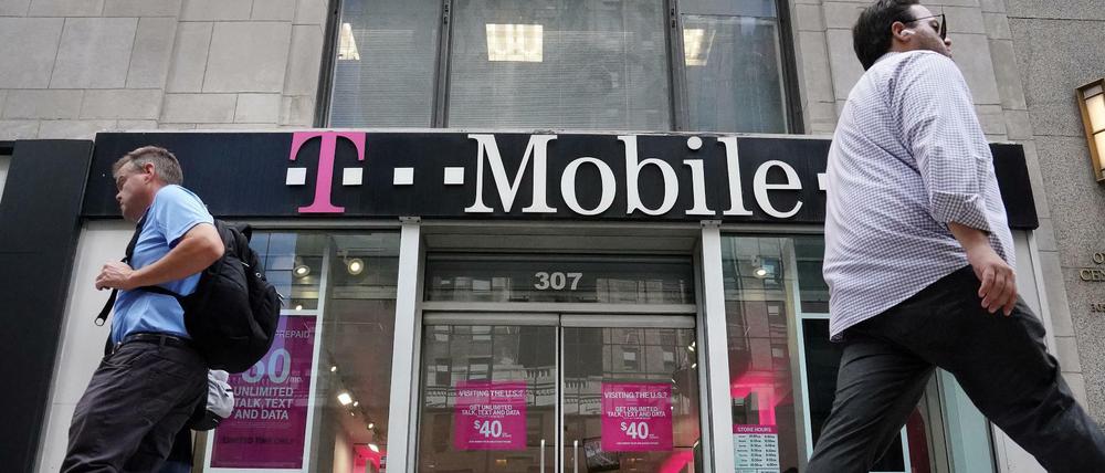 T-Mobile, hier ein Laden in New York, darf den Konkurrenten Sprint übernehmen.