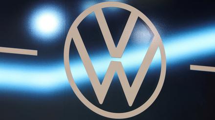 Die von Volkswagen in Kanada geplante neue Batteriezellfabrik soll einem Medienbericht zufolge der weltweit größte Batteriestandort des Wolfsburger Autobauers werden.