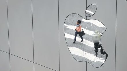 Spiegelung in einem Firmenlogo an einer Apple-Niederlassung in San Francisco (Archivbild)