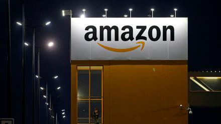 Nach dem Internetkonzern Apple ist der Online-Händler Amazon das zweite Unternehmen, das über eine Billion Dollar wert ist.