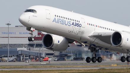 Ein Airbus A350 startet nahe Toulouse in Frankreich.