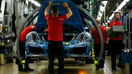 Porsche verkauft vorübergehend keine neuen Autos in Europa mehr. Der Sportwagenhersteller kommt mit der Anpassung an neue Abgasnormen nicht hinterher.