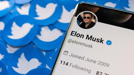 Das Twitter-Profil von Elon Musk ist auf einem Smartphone zu sehen.