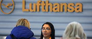 Eine Lufthansa-Mitarbeiterin hilft zwei Passagieren am Flughafen von Denver (Symbolbild).