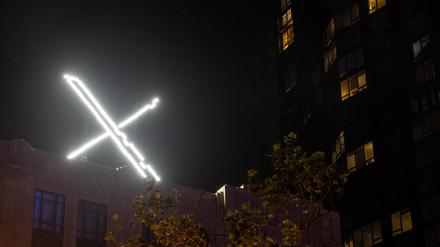 Das „X“-Logo ist auf dem Dach des Hauptsitzes der Messaging-Plattform X, früher bekannt als Twitter, zu sehen (Symbolbild).