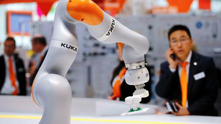 Ein Roboter-Arm von Kuka. Dass das Augsburger Unternehmen von einer chinesischen Firma übernommen wurde, gefällt nicht jedem.