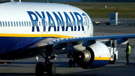 Eine Ryanair-Maschine steht am Flughafen Frankfurt-Hahn