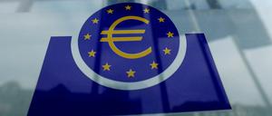 Logo der EZB in Frankfurt. 
