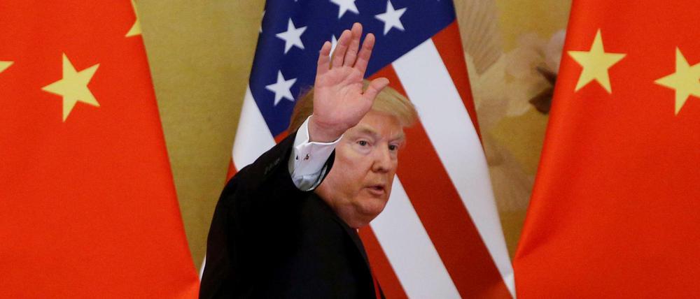 US-Präsident Trump vor Flaggen der USA und Chinas (Archivbild vom November 2017)