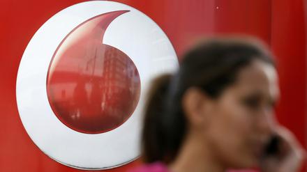 Der britische Mobilfunkanbieter Vodafone legt beim Gewinn zu.