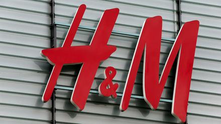Das Logo der Modekette H&amp;M.