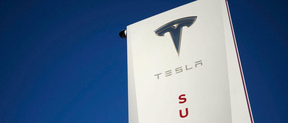 Tesla-Logo an einer Ladestation in Kalifornien 