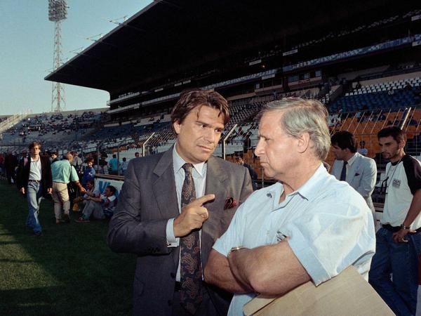 Der französische Präsident von Olympique de Marseille (OM), Bernard Tapie, spricht mit Teammanager Michel Hidalgo vor dem Spiel zwischen OM und Paris Saint-Germain im Jahr 1989.
