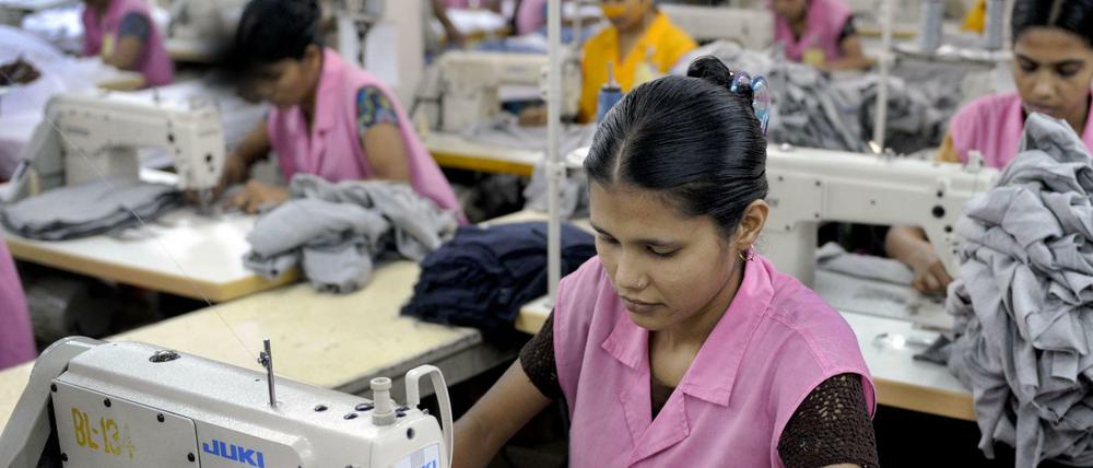 Näherinnen in Bangladesh: Im Textilsektor wird NGOs zufolge häufig gegen arbeitsrechtliche Standards verstoßen. 