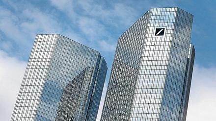 Die Deutsche Bank (hier die Zentrale in Frankfurt am Main) wird im Zuge des Umbaus sehr viel kleiner werden.
