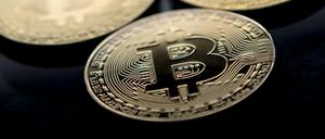 Die Digitalwährung Bitcoin sackte auf der Handelsplattform Bitstamp zeitweilig um etwa 25 Prozent auf 30 066 US-Dollar ab.