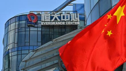 Der hochverschuldete chinesische Immobilienkonzern Evergrande hat sich etwas Luft verschafft.