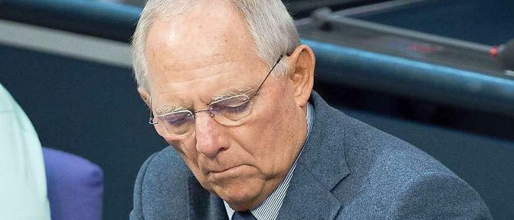 Nie mehr Schulden - das ist der Plan von Finanzminister Wolfgang Schäuble (CDU). Ungewöhnlich deutlich widersprechen ihm die Berater aus den Instituten nun. 