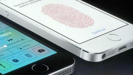 Apple-Chef Tim Cook hatte bereits vor einiger Zeit gesagt, der Fingerabdrucksensor im iPhone sei auch mit Blick auf mobiles Bezahlen entwickelt worden. Das System mit dem Namen „Touch ID“ war vor rund einem Jahr im iPhone 5s eingeführt worden. 