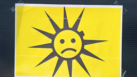 Trübe Aussichten. Im Februar protestierten die Mitarbeiter von First Solar gegen die Kürzung der Solarförderung. Als Ausdruck ihres Protestes hängten sie dieses - wütende - Sonnensymbol auf ein Photovoltaikmodul. Jetzt kündigte der US-Konzern First Solar an, sein Werk in Deutschland zu schließen. 1200 Mitarbeiter in Frankfurt (Oder) verlieren ihren Job.