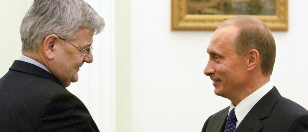 Ein Bild aus freundlicheren Zeiten: Joschka Fischer zu Besuch in Moskau 2004 bei Wladimir Putin.