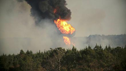 Flammen schlagen an der beschädigten Colonial-Pipeline in Alabama hoch. Es ist die größte Ölpipeline der USA.