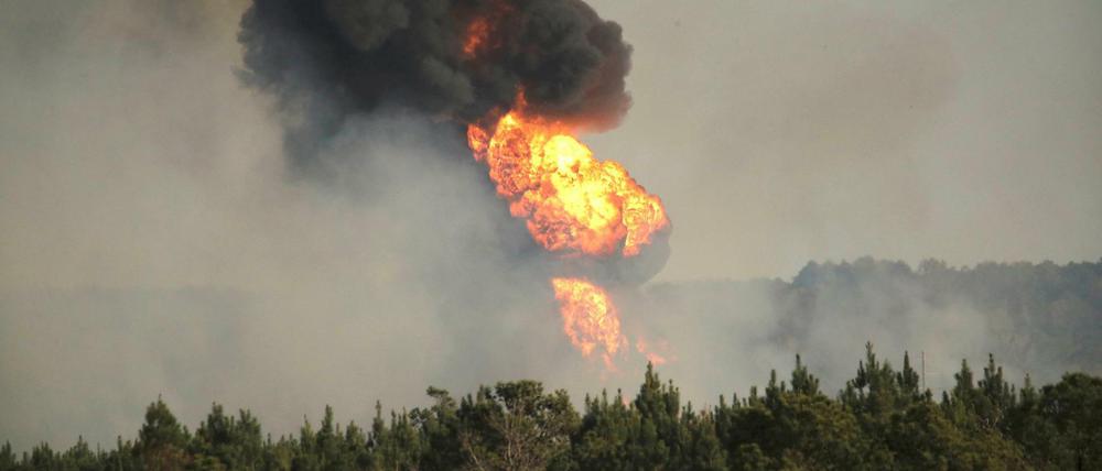 Flammen schlagen an der beschädigten Colonial-Pipeline in Alabama hoch. Es ist die größte Ölpipeline der USA.