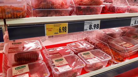 Entscheidung an der Ladentheke: Wegen der hohen Lebensmittelpreise kaufen viele Verbraucher Sonderangebote. 