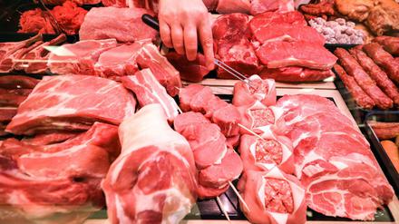 Große Auswahl: Fleisch gibt es billig im Supermarkt. 