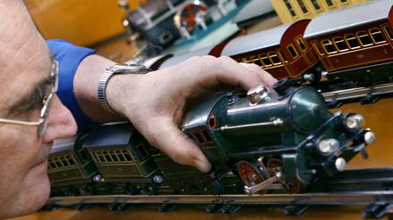 Lange Tradition. Ein Mitarbeiter des Stadtmuseums Schwabach gleist das Modell einer Lokomotive aus den dreißiger Jahren der Firma Doll &amp; Co./Fleischmann auf.