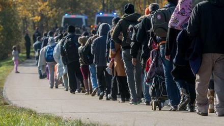 Asylsuchenden werden von der Polizei in Bayern zu einer Notunterkunft geführt.