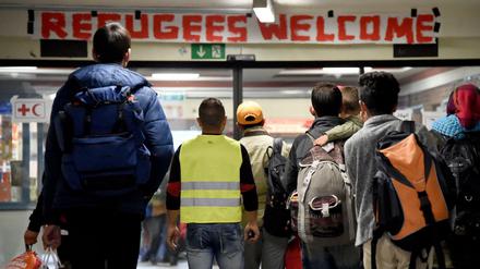 Flensburg im Jahr 2015: Flüchtlinge kommen am Bahnhof an.