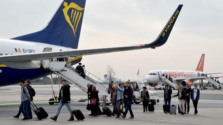 Da immer mehr Passagiere mit kleinen Rollkoffern reisen, passt Ryanair seine Gepäckregeln an.