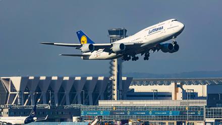 Ein Flugzeug der Lufthansa beim Start vom Flughafen Frankfurt