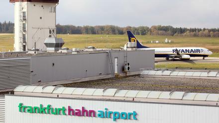 Ein chinesischer Investor hat den Flughafen Frankfurt-Hahn gekauft, der vor allem von der Billigfluglinie Ryanair genutzt wird. 
