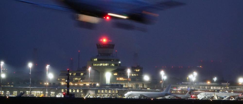 Ein Flugzeug landet am Abend auf dem Flughafen Tegel. Mehr als 70 Inlandsflüge fallen am Dienstag am Berliner Flughafen Tegel aus. 