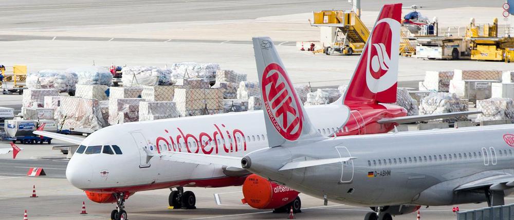 Ein Flugzeug der insolventen Fluglinie Niki steht am 14.12.2017 auf dem Flughafen Schwechat bei Wien (Österreich) neben einer Maschine der insolventen Niki-Mutter Air Berlin (l)